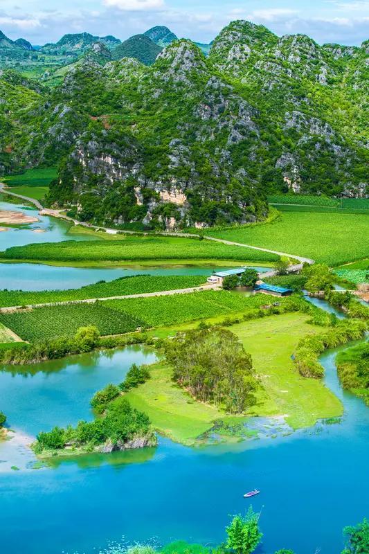 看到“一山一水一风景”这个上联，一下子就陷入了对下联的思索中。有人对“一饮一啄一