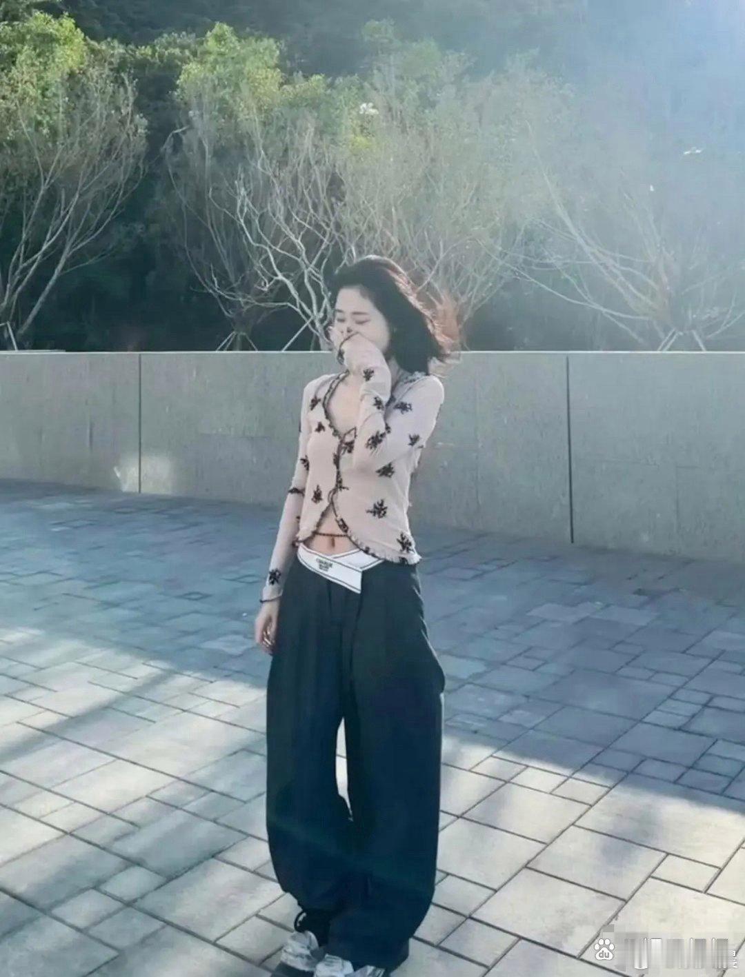 张碧晨状态也太能打了！完全看不出生过孩子的痕迹，身材颜值依旧在线，状态好到犯规～