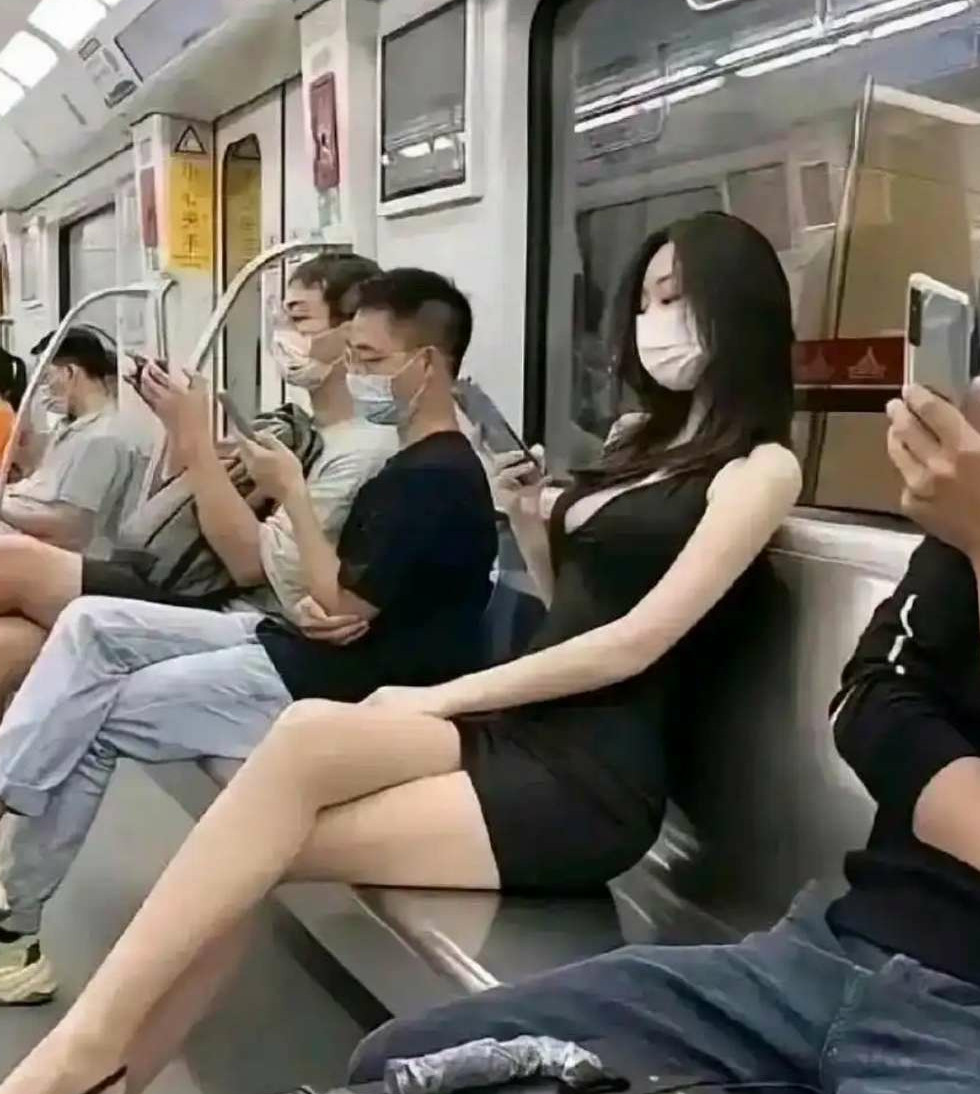 为什么没有人敢座她的旁边呢。