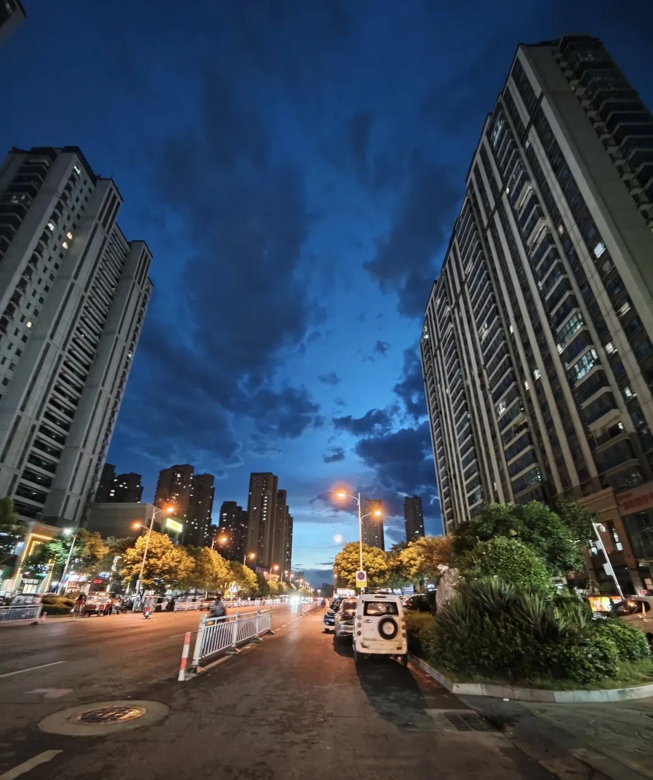 南阳持续的高温，难得，昨天下午来了一场大暴雨。从四点半到五点，虽然也只有半个多