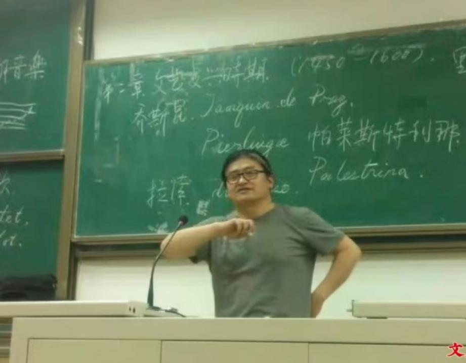 这是刘欢老师年轻时在对外经济贸易大学教书时拍下的的照片，板书很漂亮，讲解的也很好