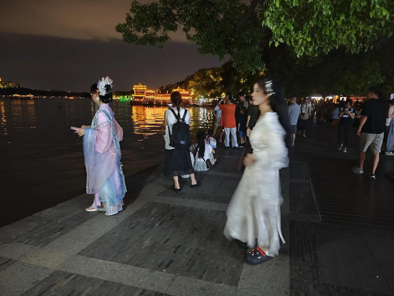 晚上来西湖可以欣赏音乐喷泉的美妙动听的音乐，观看喷射出来的五光十色水柱。不过