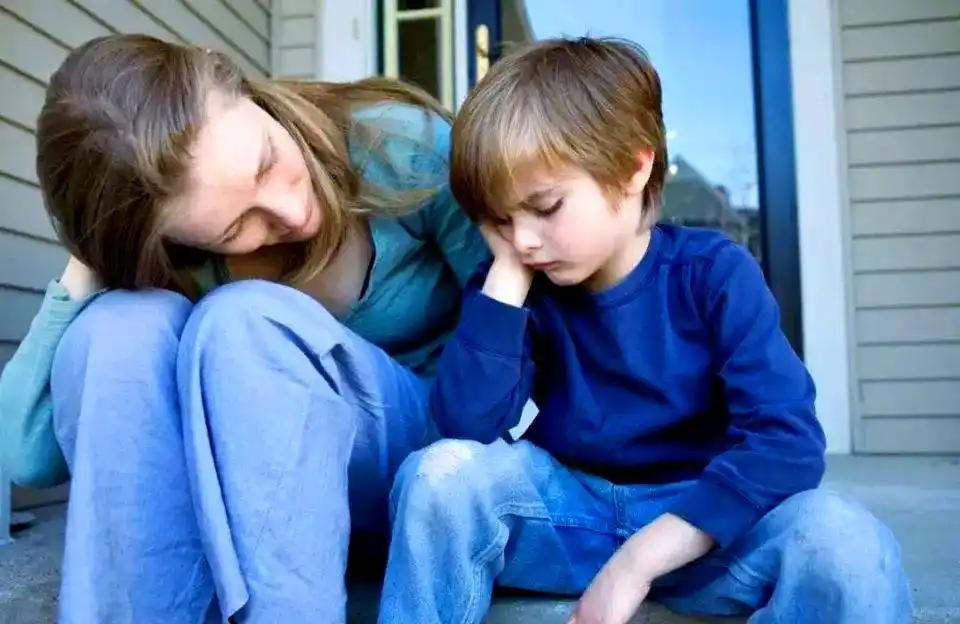 孩子沉默寡言，不是内向是心事太重！父母别再忽视这些信号放学回家把自己关房间