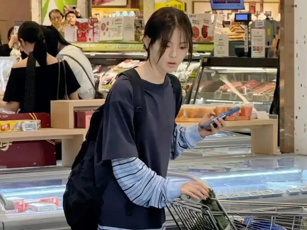 杨超越现身珠海一家超市购物，她的穿衣打扮好少女，身材纤瘦