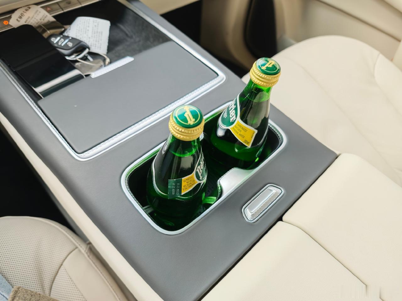 别克至镜世家提回来了，这台车的宽度超过了2米，实车的质感和后排的舒适，动