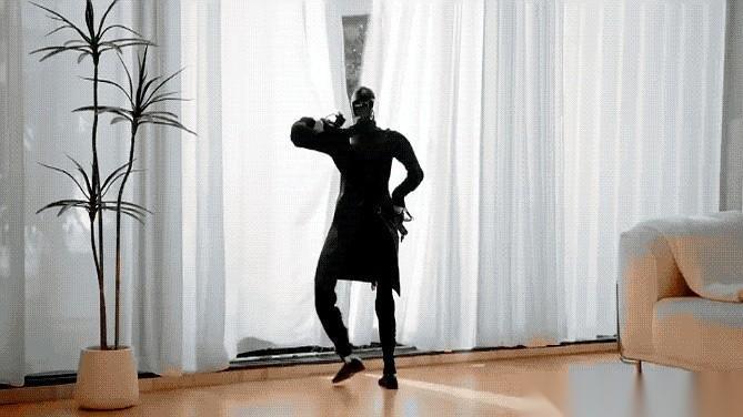 看完那个视频，我愣了半天。第一反应是假的，特效，或者背后有人遥控。结果人家大