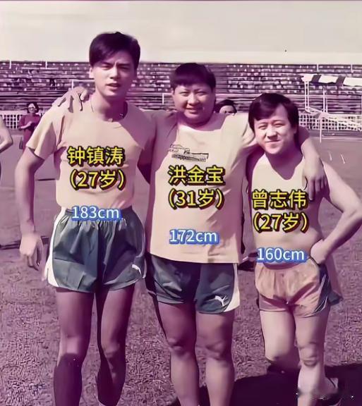 这是80年代三位香港明星在足球场上的合影，早年很多香港明星除了演戏以外，都爱好踢