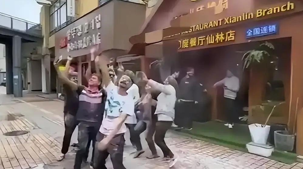 痛快！南京仙林印度餐厅在无报备、无审批、无安全预案的情况下就敢在街上举办酒红节，