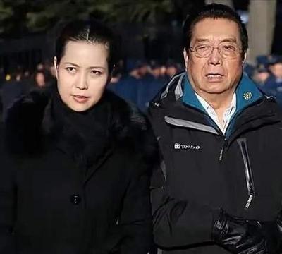 1990年，李双江要娶学生梦鸽。母亲老泪纵横道：你是不是老糊涂了，她那么年轻，你