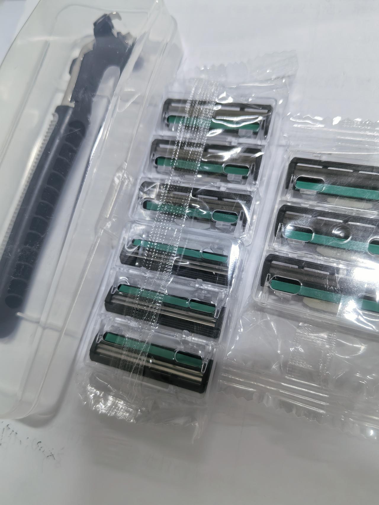 收到快递了，就这个在某平台上买的剃须刀架和九个刀片，猜猜多少钱？总计三块五毛九，