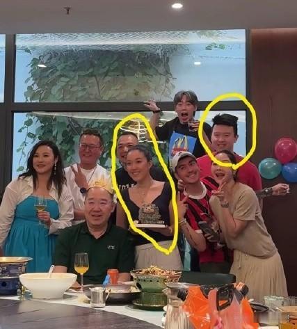 66岁英达家宴上，28年前被骂配不上他的北大才女梁欢罕见露面，如今越长越像夫妻相