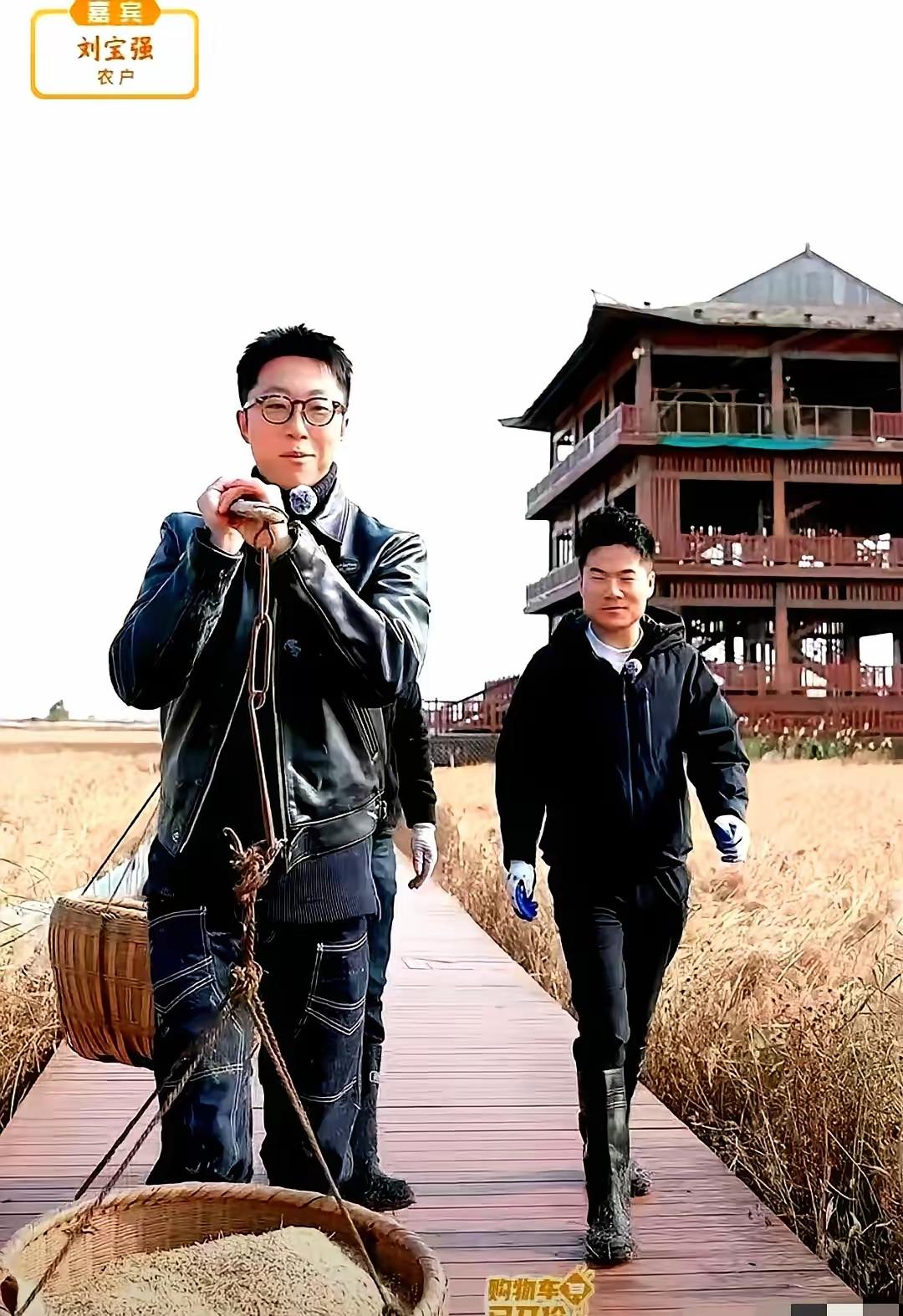 没人敢学董宇辉,因为真赔钱。别人带货靠坑位费和高佣金赚钱,他偏不。卖农产品只