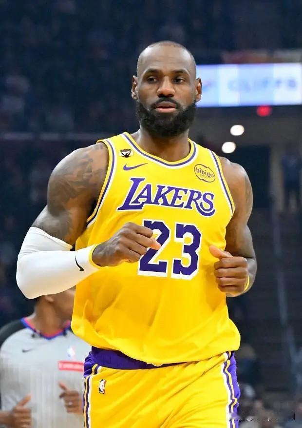 根据NBA记者JoeVardon和JasonLloyd的报道，湖人球员身边的