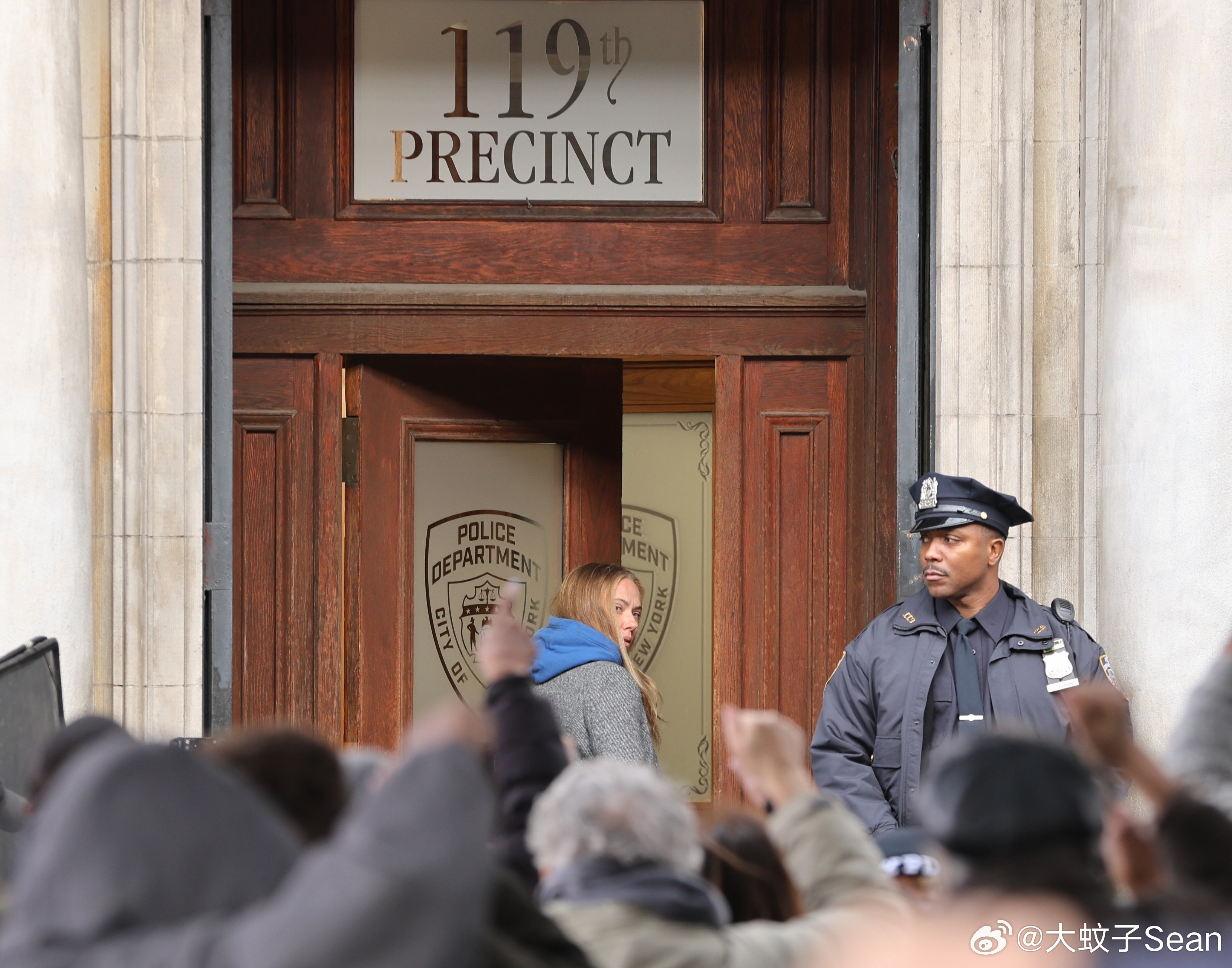 scarlettjohansson斯嘉丽约翰逊继续在纽约拍摄重启版《驱魔人》，