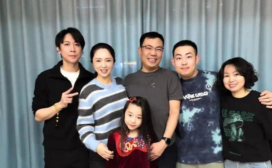 董璇一家三口回黑龙江，张维伊戴着耳环手链，打扮得比董璇还精致时髦！​​​
