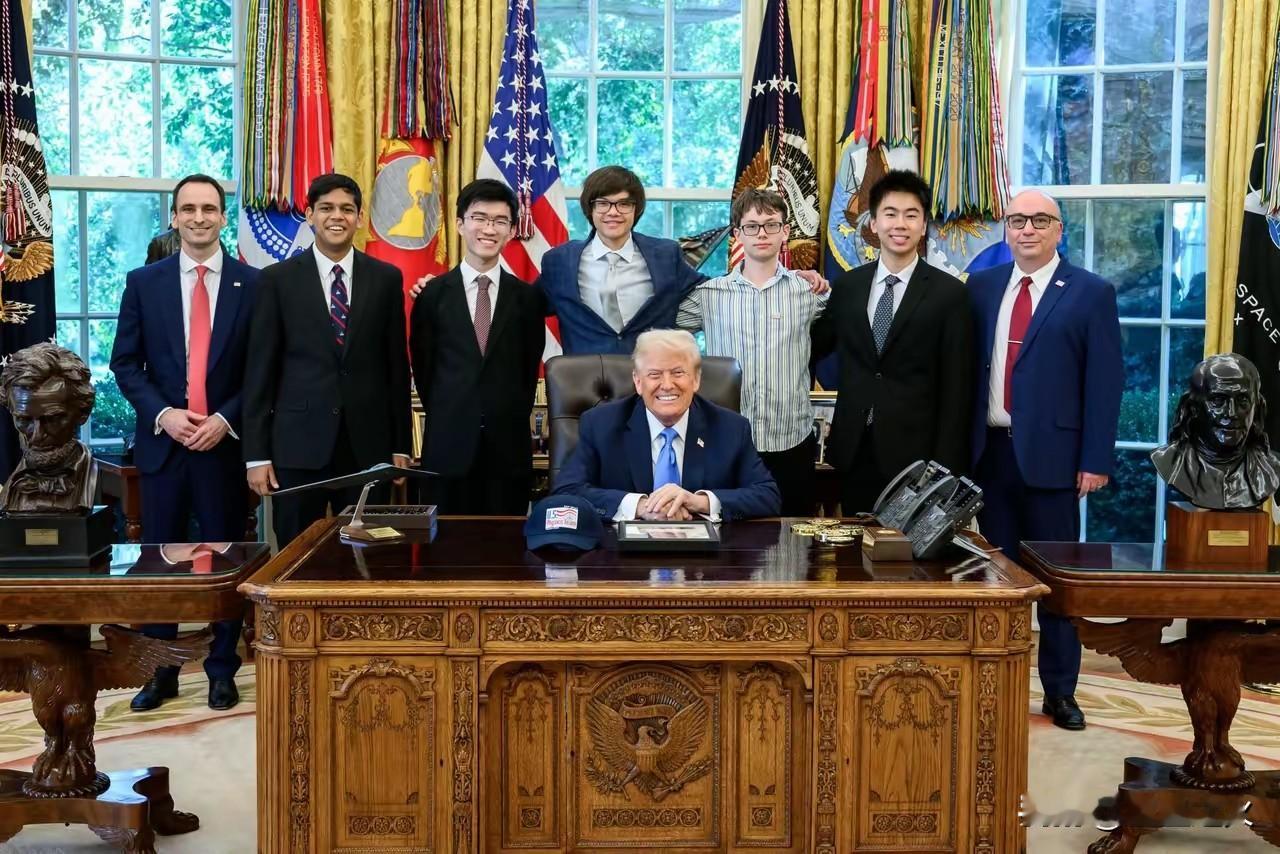 今天白宫有点不一样，川普接见了五个年轻人，三个华人，一个印度裔，一个斯拉夫人，