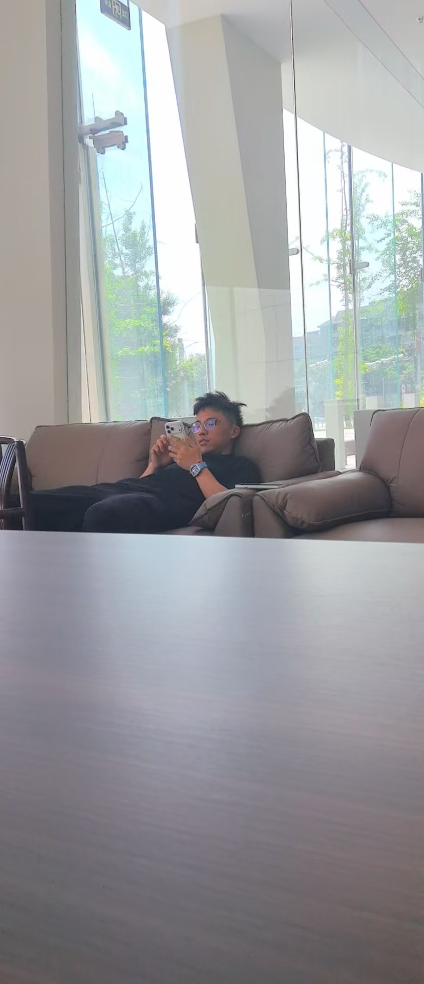 外地朋友拍给我，说吊毛在一个咖啡店喝多了慌老师辛苦查一下