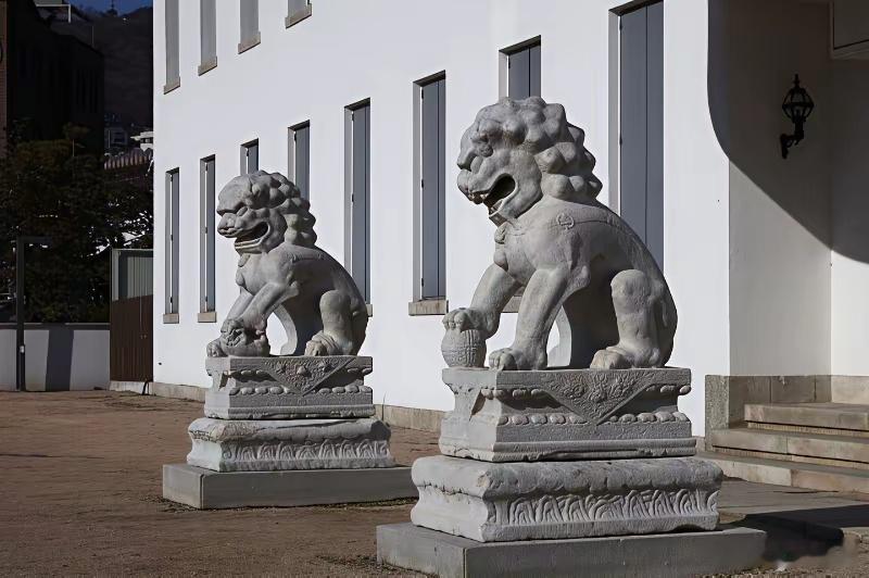 李在明这次来，赠还了一对清代石狮像，这个是韩国收藏大家全蓥弼自掏腰包1933年从