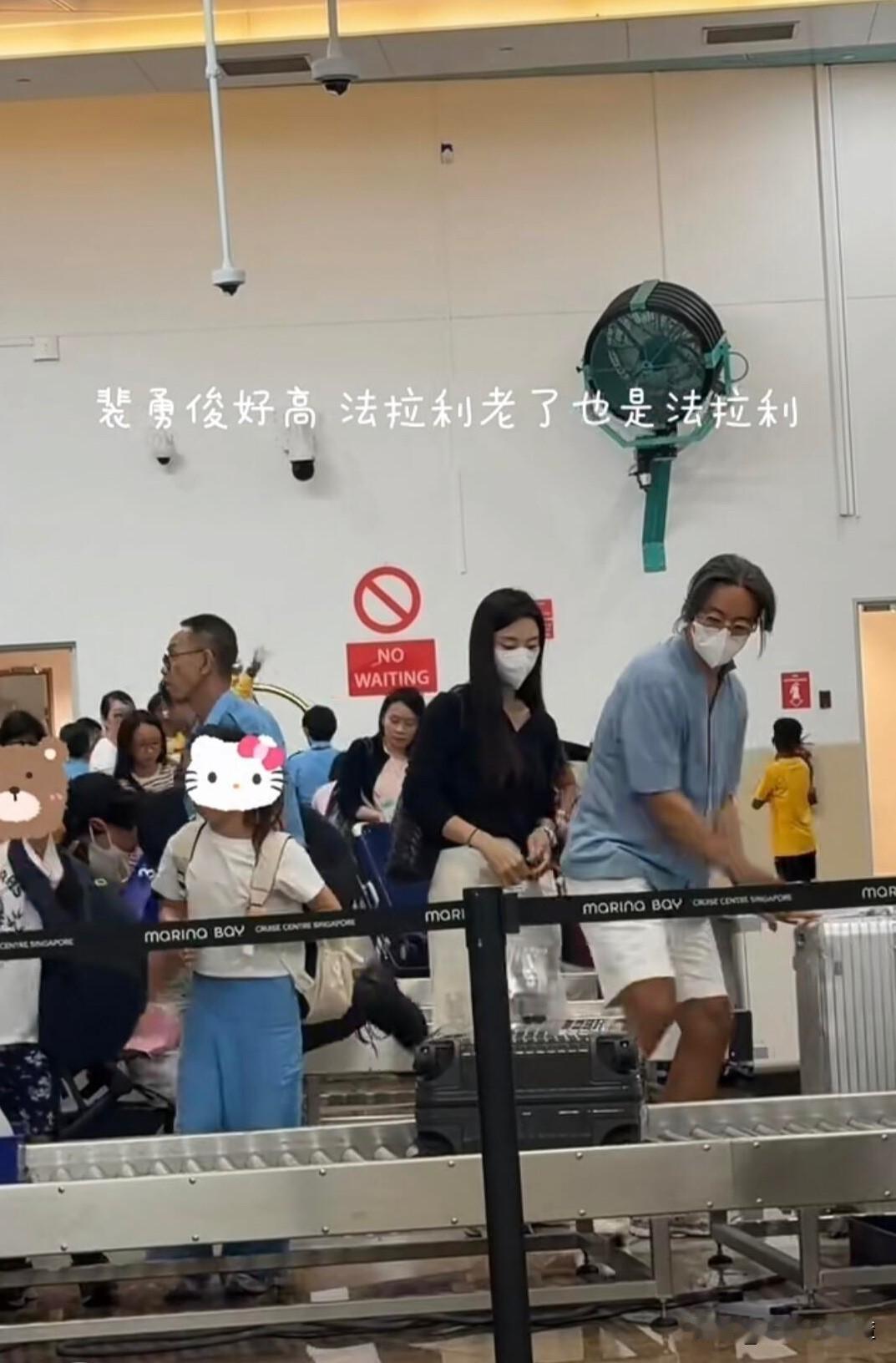 53岁裴勇俊已满头花白，“白马王子”终究也老了。有网友在新加坡偶遇裴勇俊，照