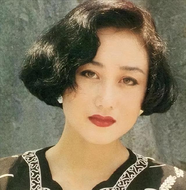 1987年，利智在拍摄时，被周润发一脚踹进玻璃渣里，后来在杀青宴上，周润发又悄悄