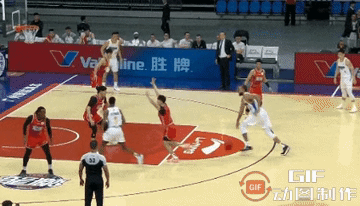 38岁麦基天神下凡！CBA赛场惊现‘举火烧天’扣篮，北京男篮上半场领先