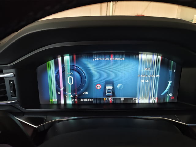 福特探险者闹心的花屏无缘无故仪表盘花屏，本人保证没有磕碰，没有贴膜，没有擦拭。