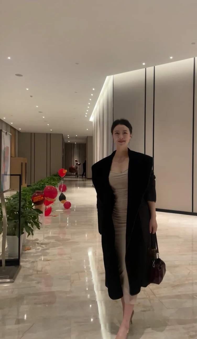 中年妇女如何穿搭比较时尚有气质?真正的美女，不需要太多修饰，真实的美才最动人。