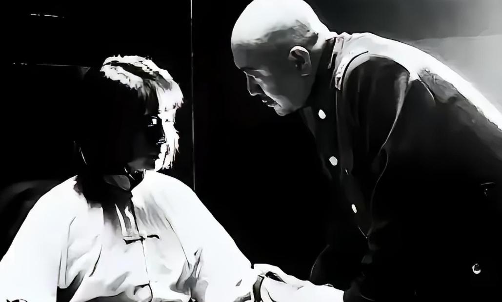 1941年，汉奸头子周世奎半夜审讯女地下党，当他掀开对方头发时，却瞬间面如死灰，