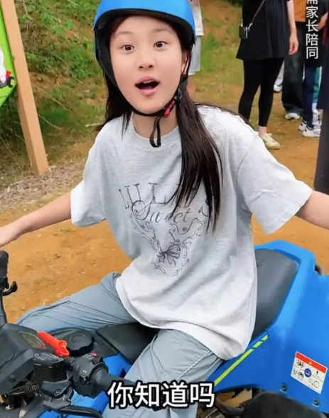 贾乃亮带甜馨六一玩越野车后座笑容灿烂