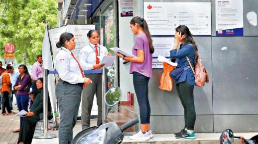 加拿大开始大量拒绝印度留学签证申请，目前拒绝率为74%。与此同时，中国放松了对印