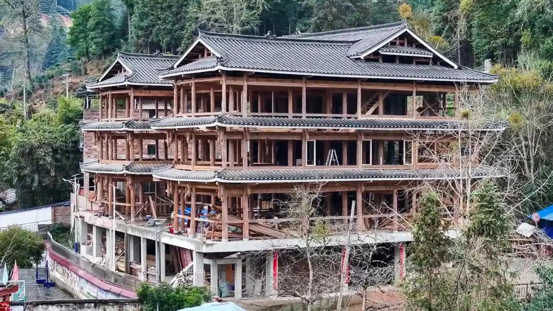 一个连小学都没念完的76岁老人，仅靠墨斗、斧头，搭建一栋占地400平方米的三层双
