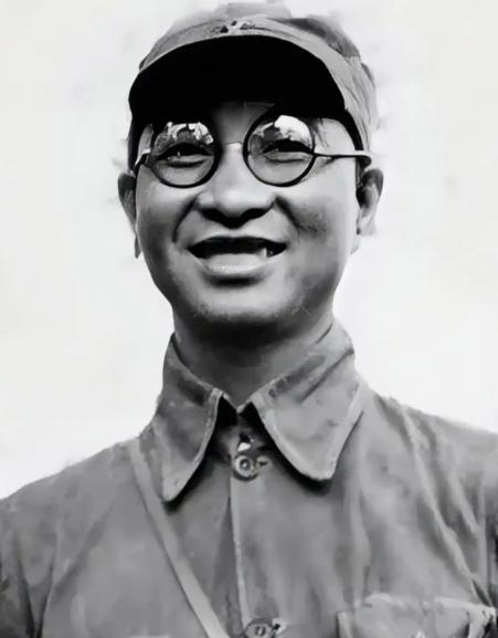1927年，陈赓腿伤住院休养，在他熟睡时，一个姓李的护士悄悄凑到耳边，让他赶紧撤