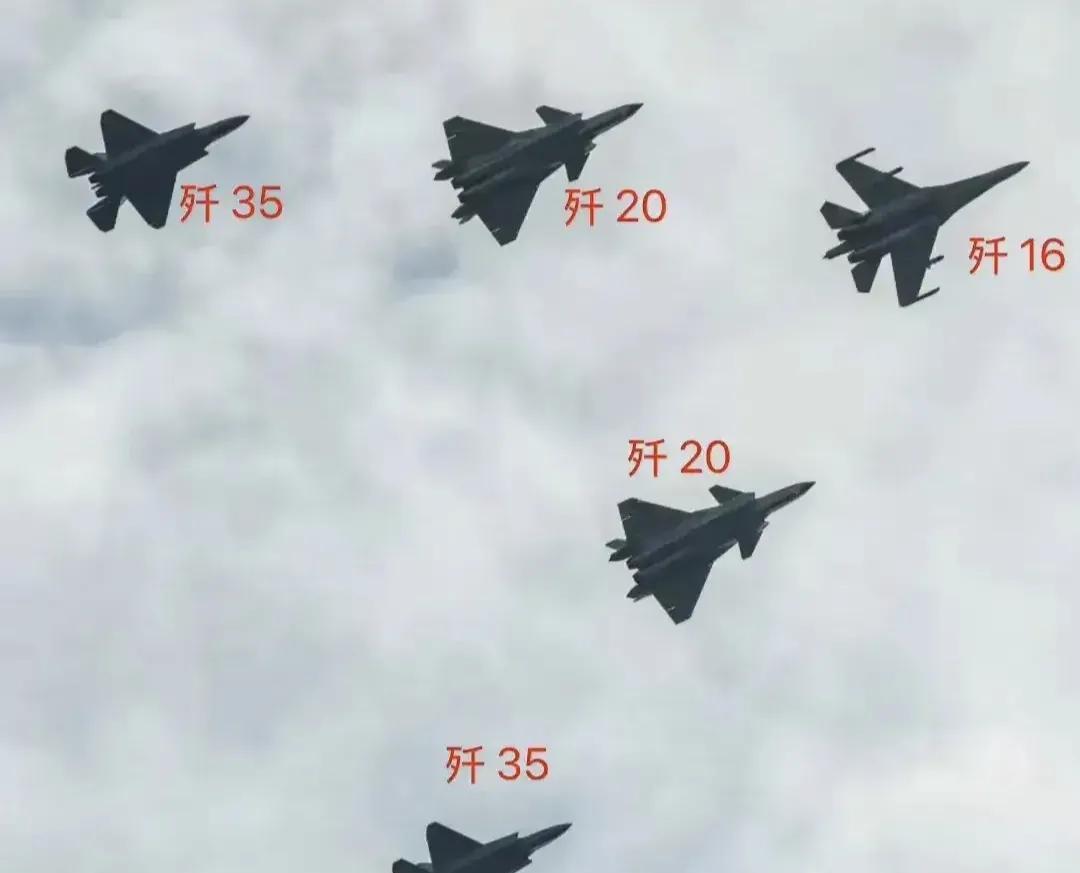 歼-35就是标准的中型战斗机，就像F-35一样，都是中型机。从图中可以明显看到