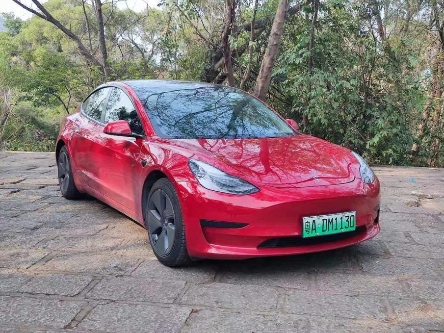 特斯拉一个月之内连续两次降价，不少刚提车的新车主感到不满。短短一个月两轮价格调整，很多车主才刚刚办完