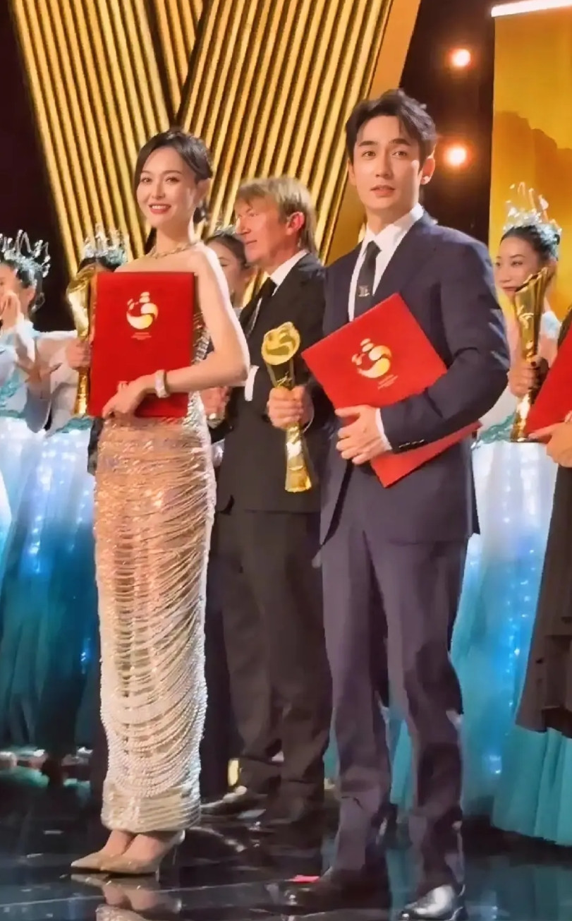 唐嫣和朱一龙这形象气质太给内娱长脸了！来自各个国家的电影人站了一排，C位的唐嫣和