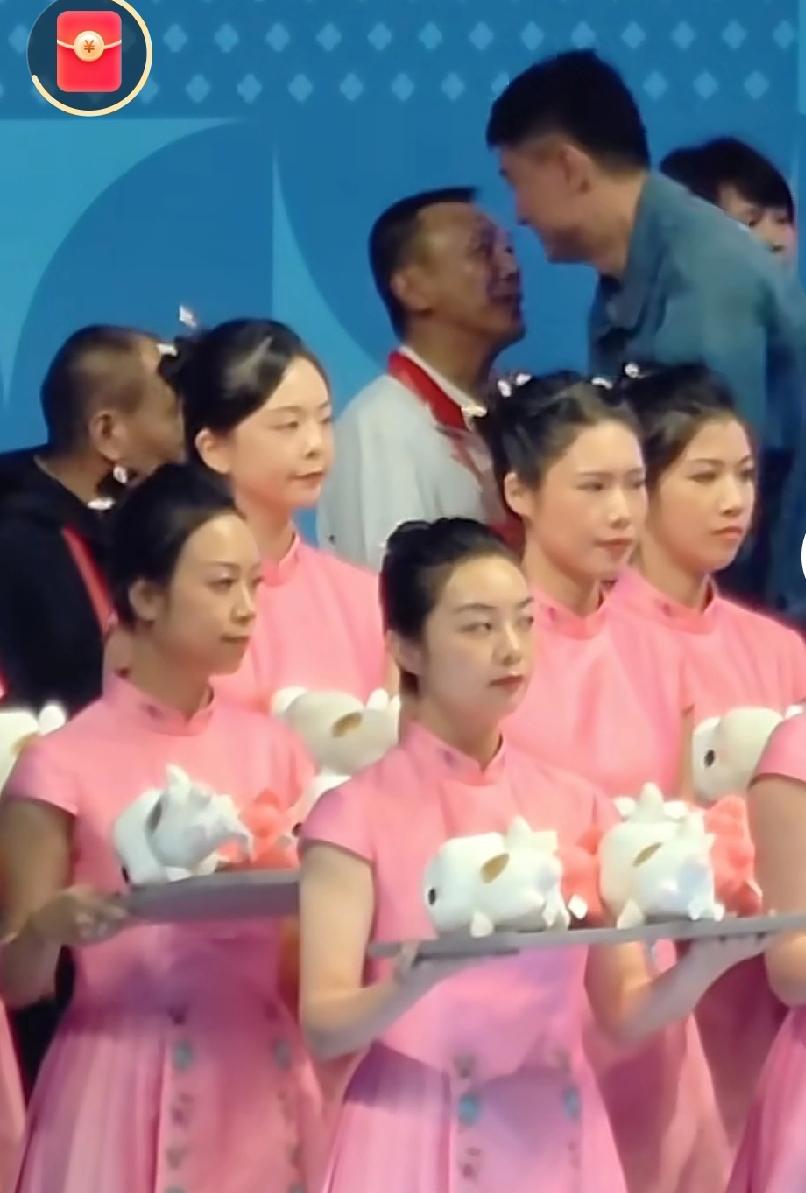 杜锋拥抱李群，破除太多猜测，宏远篮球大家庭很团结李群是CBA开拓者，很多年轻