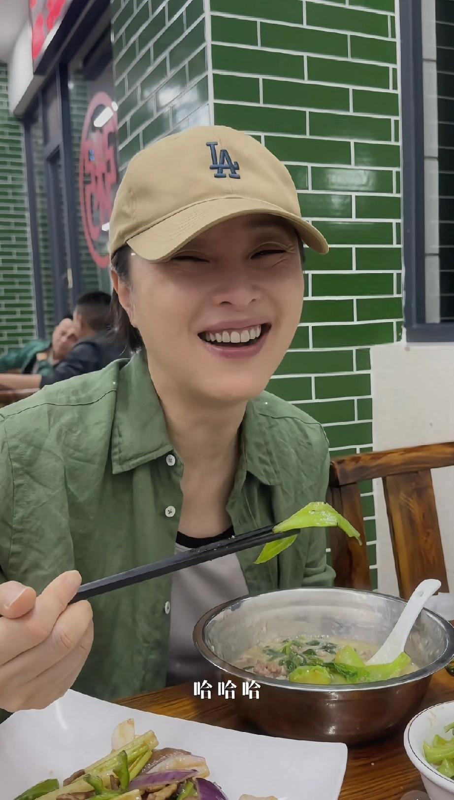 53岁的吴越饭量真不小，一大碗粥，配上小青菜，还有油条，各种菜，随行工作人员里，