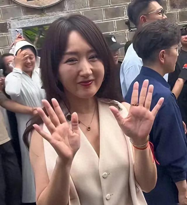 54岁玉女杨钰莹至今未婚，脸部臃肿，尽显沧桑！！昔日甜歌天后，如今半隐江湖。岁