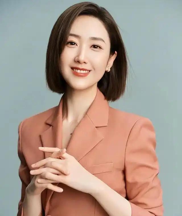 央视最端庄大气、又特别有魅力的一位女主持人，她不仅长得好看，还特别爱笑，笑容温柔