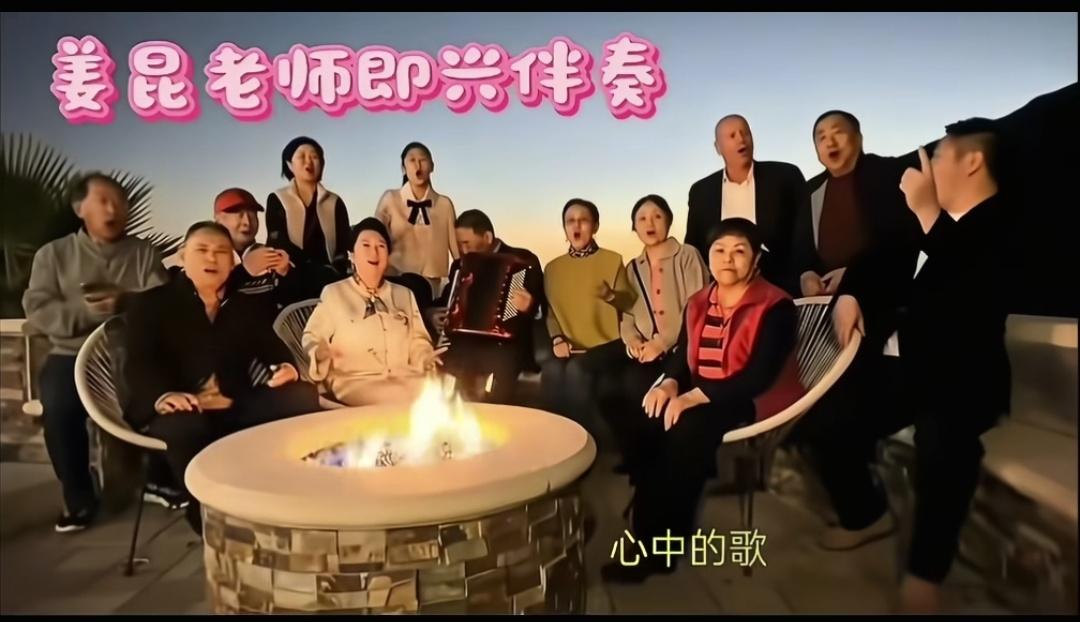 情之所至唱祖国姜昆、巩汉林等几位演员，在加利福尼亚的豪宅中齐唱《我和我的祖国