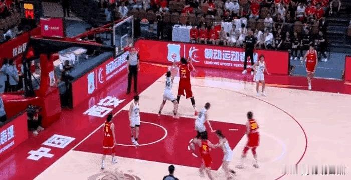 张子宇昨天这个模特步上篮，实在是太欺负人了你说说这姑娘打球咋就这么气人呢当