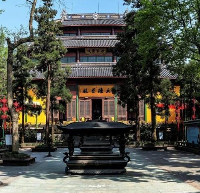 灵隐寺取消门票的消息，瞬间刷屏，这绝非偶然。我看到的不仅是一条文旅新闻，更是一个