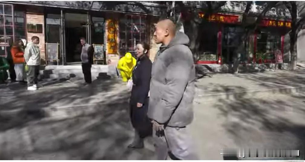 南方人这么怕冷吗？馆长在北京穿上了羽绒服，有人戏称他像个“大棕熊”。馆长当然