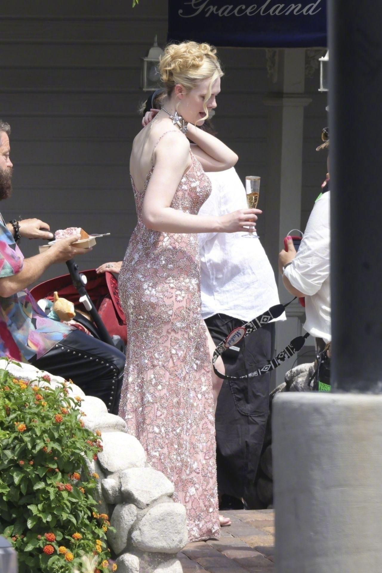 艾丽·范宁(ElleFanning)现身拉斯维加斯拍摄新片《玛戈的财务困境