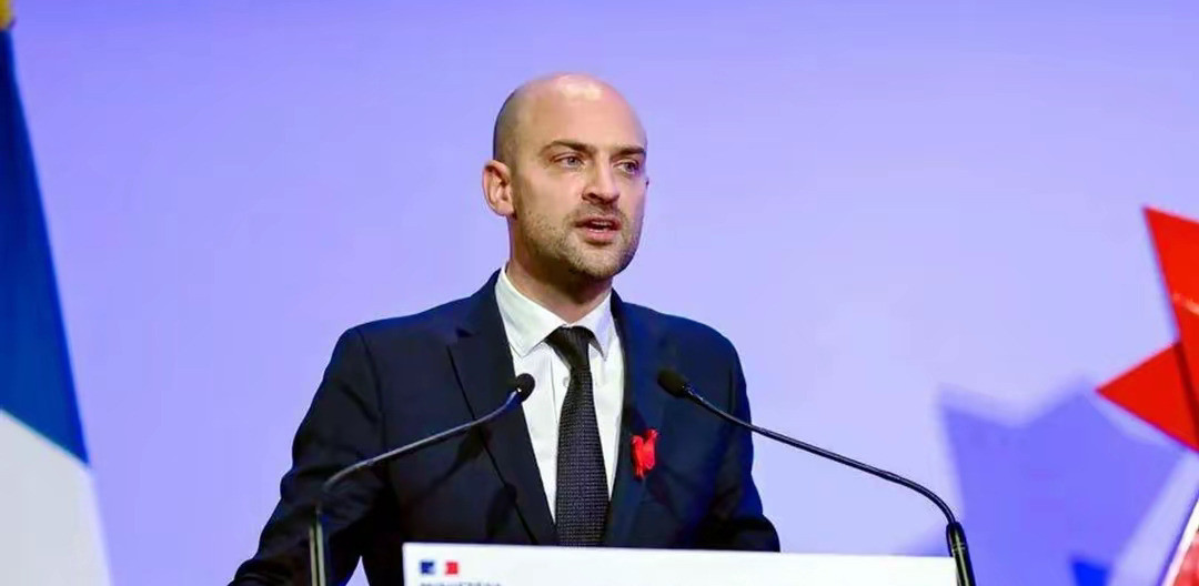 法国警告：别怂美国，小心中国欺负你嘿，小伙伴们，你们听说