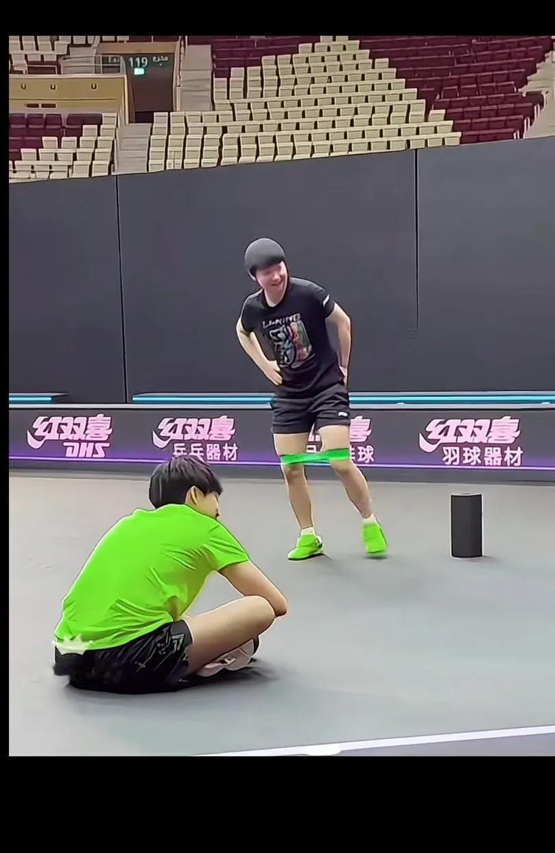 就这样训练也太舒服了向小孩在一起玩世界第一好棒哈莎头一起并肩作战坚定自信，多哈