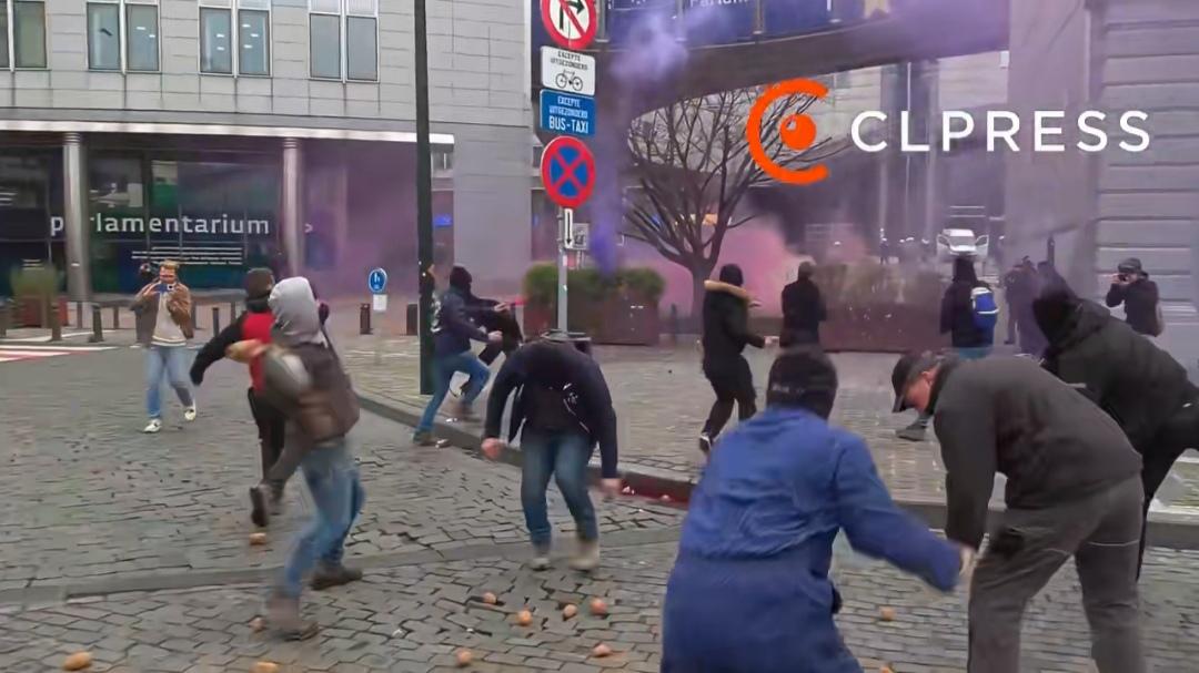 现在终于明白欧盟农民为啥要在布鲁塞尔欧盟总部外倾倒土地了。原来他们是拿土豆投掷给