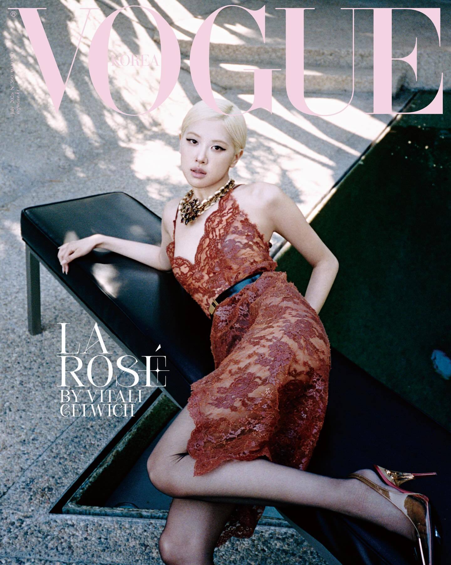 Rosé朴彩英登上韩版《VOGUE》2026年7月刊封面，依然由SaintLa