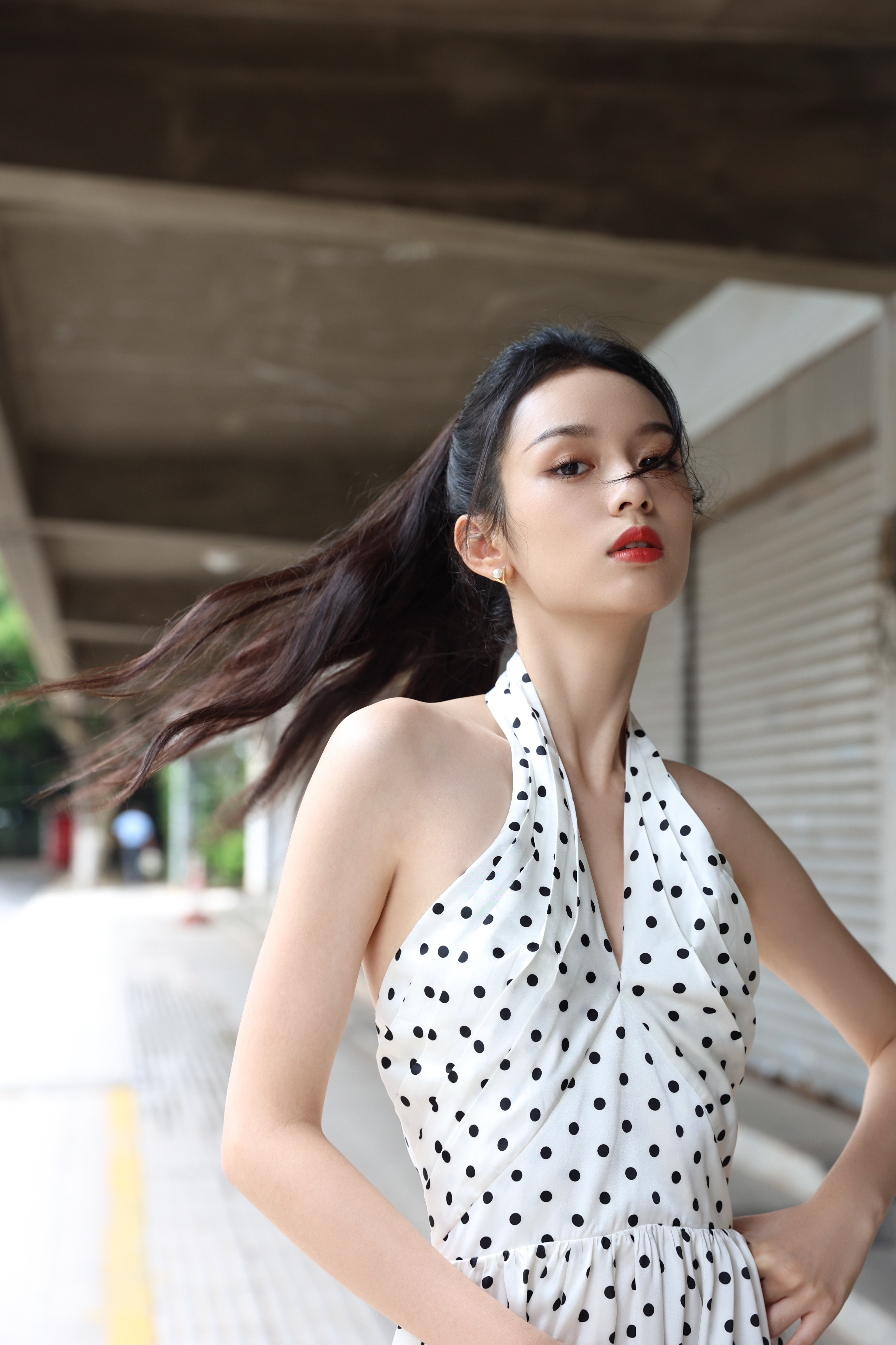 周也，高扎马尾，一袭黑白波点挂脖露背裙，可甜可美。周也