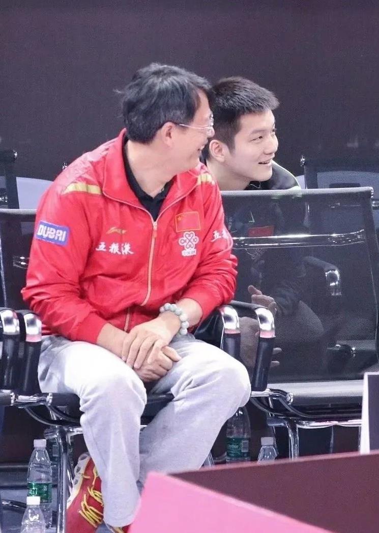 最动人的话不是我爱你而是70岁的国乒前教练吴敬平对樊振东说的，陪你战洛奥最近